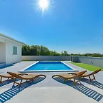 House Casia With Pool *