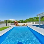 House Casia With Pool Ferienhaus *