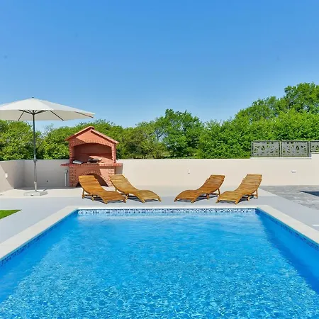 Сasa de vacaciones House Casia With Pool