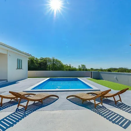 House Casia With Pool *