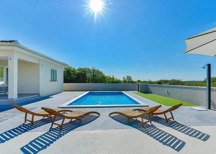 House Casia With Pool *